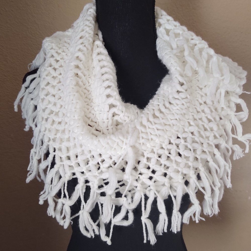 White knitted scarf with fringe